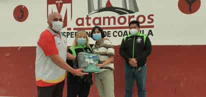 Los jóvenes deportistas recibieron sus uniformes. (EL SIGLO DE TORREÓN) 