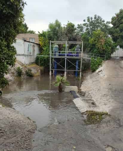 El director del Sistema Descentralizado de Agua Potable y Alcantarillado de Gómez Palacio, Héctor Manuel Torres Leyón, precisó que a partir de las 6:05 de la mañana de este miércoles y a lo largo de dos horas, las interrupciones en el flujo de energía eléctrica dejaron fuera de servicio a los pozos número 28, 13a, 8a, 8b, 8, 33a, 33b, 5, 6 y 24.
(EL SIGLO DE TORREÓN)