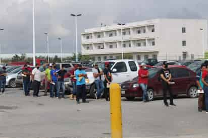 Los obreros sindicalizados iniciaron un paro de labores después de que el delegado sindical Jonathan Romero fue despedido por la empresa.