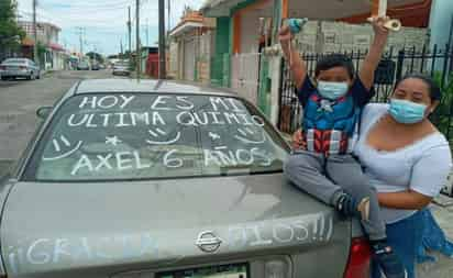  Axel tiene 6 años de edad y fue diagnosticado con una enfermedad muy parecida a la leucemia, que lo obligó a iniciar una batalla con quimioterapias; un año después, festejó haber recibido la última de ellas y haber vencido el mal. (ESPECIAL)