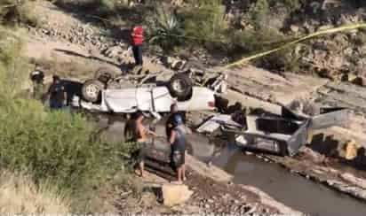 Al tomar la curva a exceso de velocidad, el conductor perdió el control del vehículo y tras varias volteretas, quedó en un arroyo.