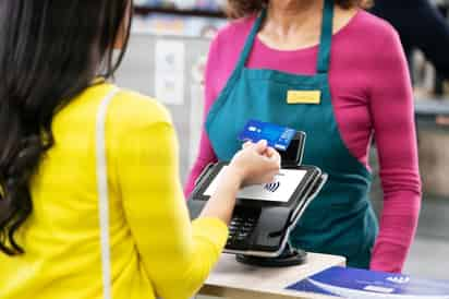 En medio de la recuperación del gran golpe en la actividad económica por la pandemia de COVID-19, los consumidores mexicanos han comenzado a utilizar nuevamente la tarjeta de crédito, producto bancario que empieza a vislumbrar buenos números en facturación y colocación de nuevos plásticos al cierre de 2021. (ARCHIVO)