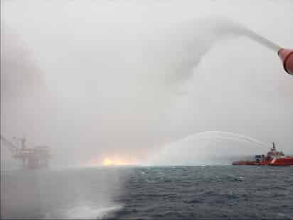 La fuga de gas de un ducto marino que provocó un aparatoso incendio en pleno Golfo de México generó críticas sobre la gestión de la petrolera estatal Pemex y ha escenificado los riesgos de la política energética del Gobierno mexicano. (FACEBOOK)
