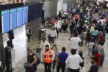 La Secretaría de Relaciones Exteriores (SRE) pidió a los mexicanos que planean viajar al extranjero a tomar precauciones ante el repunte de contagios de COVID-19 en diferentes partes del mundo debido a las nuevas variantes del virus. Indicó que algunos países han adoptado de nuevo las medidas restrictivas para permitir la entrada de visitantes extranjeros. (ARCHIVO) 