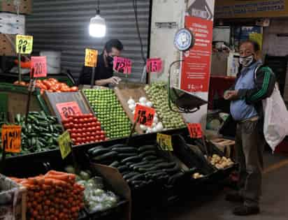 El alcalde de Saltillo, Manolo Jiménez, lamentó que se hayan incrementado los precios de diversos productos, así como de la canasta básica, lo cual aseguró impactará directamente a las familias mexicanas. (ARCHIVO)