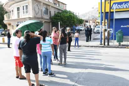 Los quejosos señalaron que han tratado de tener un diálogo con representantes del Simas Torreón en reiteradas ocasiones, pero únicamente se les han dado justificaciones y promesas de algunas obras de interconexión en las redes de distribución de agua en la zona, mismas que no han representado ninguna mejora inmediata y en el contexto de la alta demanda que existe desde el mes de abril pasado.
(FERNANDO COMPEÁN)