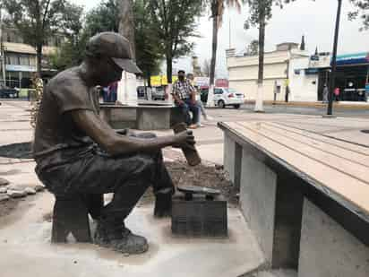 Las obras escultóricas rinden homenaje a los monclovenses; representan a un obrero de Altos Hornos de México (AHMSA), a una joven estudiante que lee sentada en una banca, a una niña que le da de comer a las palomas y a un ilustrador de calzado.