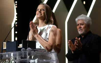 Emocionada y muy sonriente, Jodie Foster recibió este martes la Palma de Oro de honor del Festival de Cannes de manos de Pedro Almodóvar, quien la describió como una 'artista excepcional'. (ARCHIVO) 