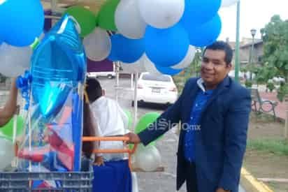 Ni Eddi Guerrero ni Ada Luz Mijares y mucho menos el pequeño Elías, imaginaron que su original forma de llegar a su caravana de graduación de preescolar se volvería viral en redes sociales.
(EL SIGLO DE TORREÓN)