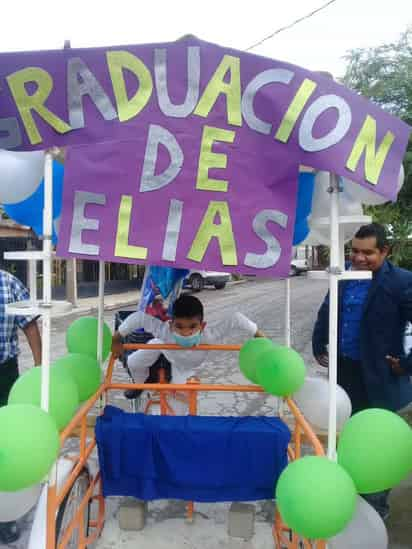 El pequeño Elías, junto con su padre Eddi, viajaron en triciclo en la caravana de graduación. (GUADALUPE MIRANDA)