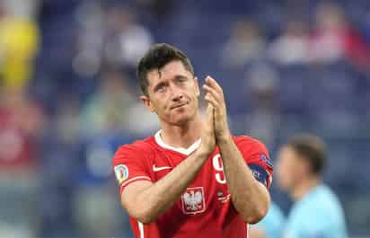 El delantero del Bayern Munich, Robert Lewandowski  aprovechó su tiempo libre, luego de que la Selección de Polonia quedó eliminada en la fase de grupos de la Eurocopa, para pasar el rato y relajarse, jugando futbol.  (ARCHIVO)
