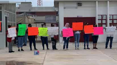 Esposas, madres de familia, hijas y hermanas se apostaron al exterior del centro con pancartas para reclamar justicia ya que aseguran que los reos están incomunicados desde hace meses, siendo amedrentados, los mantienen desnudos, además de que algunos otros presentan fracturas y demás violaciones a sus derechos humanos.
(EL SIGLO DE TORREÓN)