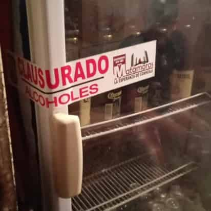 El Departamento de Alcoholes, en el municipio de Matamoros realizó un operativo de revisión y supervisión en los establecimientos de venta de bebidas embriagantes durante la noche de viernes y sábado, acciones que dieron como resultado la clausura de tres locales en comunidades rurales y en la zona urbana un desalojo de una casa particular donde se celebraba una fiesta en donde había menores de edad. (MARY VÁZQUEZ)