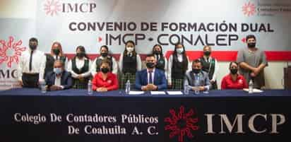 El Colegio de Contadores Públicos de Coahuila y el Instituto Mexicano de Contadores Público (IMCP) firmaron con el Colegio Nacional de Educación Profesional (Conalep) de Monclova, un convenio de formación dual, que beneficiará a los participantes en el acuerdo. (SERGIO A. RODRÍGUEZ)