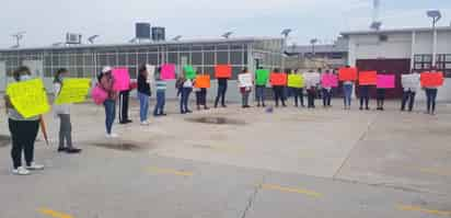 Exhiben presuntas irregularidades en el Cefereso 14 de Gómez Palacio. Los familiares de los internos exigen justicia. (EL SIGLO DE TORREÓN)