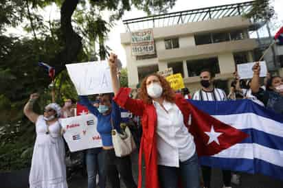 La Embajada de Cuba en México también ha sido escenario de protestas desde el domingo, marcadas por grupos de apoyo y oposición a López Obrador. (ARCHIVO)