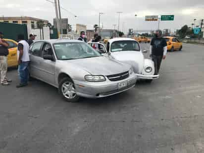 El accidente ocurrió cerca de las 9:30 horas sobre los carriles de oriente a poniente del bulevar Revolución, a la salida del túnel del Sistema Vial Alianza. (EL SIGLO DE TORREÓN)