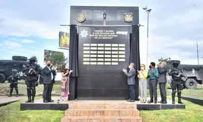 Muro “Honor y gloria a los policías que dan su vida en defensa de la libertad”. (FACEBOOK)