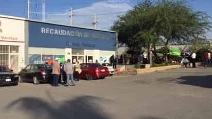 Desde las 8 de la mañana de este viernes, un grupo de casi 30 personas todos de la tercera edad, algunos incluso con dificultad para caminar, se plantaron a las afueras de las oficinas ubicadas en la colonia Ricardo Flores Magón. (EL SIGLO DE TORREÓN)