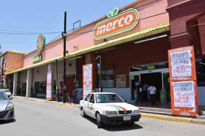 Bases de taxis ubicadas en el exterior de centros comerciales en Monclova son motivo de conflicto entre trabajadores del volante de diferentes grupos, que “hacen punto” en el lugar pese a pertenecer a la organización titular del cajón. (SERGIO A. RODRÍGUEZ)