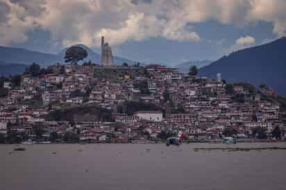 Un centenar de civiles armados con rifles de asalto, de la organización 'Pueblos Unidos', ingresó este viernes al municipio de Pátzcuaro, en el occidental estado mexicano de Michoacán. (ARCHIVO)