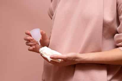 Nuevos estudios reportan irregularidades menstruales, luego de la aplicación de las vacunas contra el COVID-19. Dentro de los grupos inmunizados, un número reducido de mujeres notificaron que su período se retrasó o adelantó. (ESPECIAL)