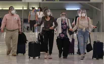 En un mensaje en Twitter, el AICM indicó que trabaja para que las operaciones en la instalación aeroportuaria se realicen conforme a los itinerarios establecidos.
(ARCHIVO)