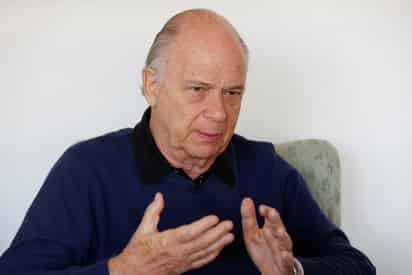 'Me reclama el presidente no haber hecho llamados a la consulta. Mi posición es clara: el cumplimiento de la ley no se consulta', escribió el historiador Enrique Krauze.
