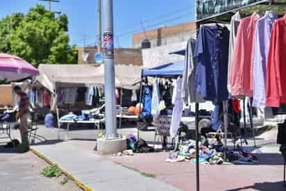 Es desde el jueves que varios saltillenses acuden la colonia Bellavista donde se encuentran varios de puestos para adquirir tanto productos de segunda mano, como nuevos, en donde además se encuentran puestos de comida.

