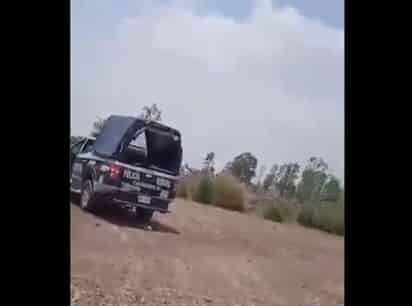 Una pareja de policías locales que fue captada en pleno acto sexual dentro de una patrulla en horario de servicio y uniformados, por una persona que se acercó a la camioneta oficial que estaba en un terreno baldío en la zona limítrofe con el municipio de Neza y la colonia CTM 14, fue dada de baja de la corporación, informaron autoridades municipales. (ESPECIAL)