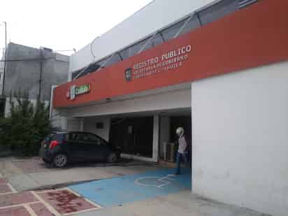 Las oficinas tienen un anuncio en el acceso prinicipal informando las vacaciones del personal.