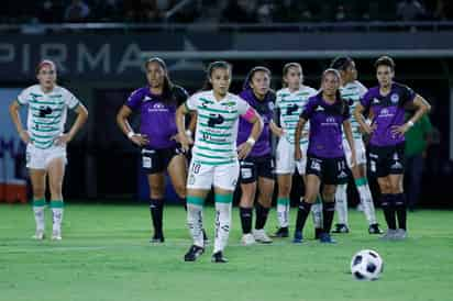 Durante un penal en el minuto 72, Cinthya Pérez se impuso con el segundo gol ante las Cañoneras (ESPECIAL) 