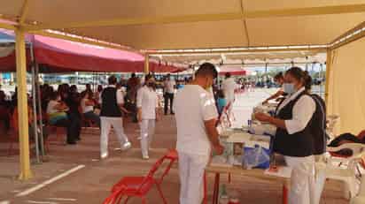 Miles de personas de ambos sexos, de 40 años en adelante, se presentaron para la segunda dosis en los distintos módulos. (EL SIGLO DE TORREÓN)