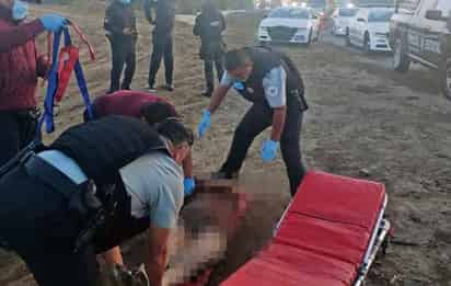 Completamente golpeado y semidesnudo, terminó un presunto ladrón que fue sometido por los pasajeros de un autobús que asaltó sobre la autopista México-Pachuca. (ESPECIAL) 
