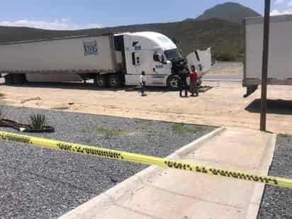 Fue al medio día de este domingo cuando en el kilómetro 13 de la carretera libre Torreón - Saltillo, cuando se encontró el cuerpo sin vida de Ramón “N” de 40 años de edad al interior del camarote del transporte de carga de la empresa de refrigeración Rivas Trucks.