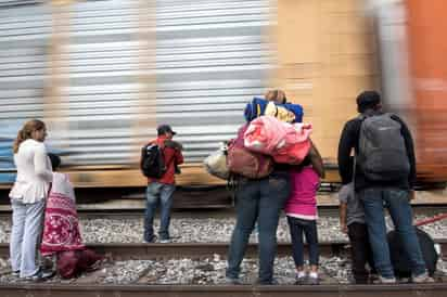 Autoridades de los Estados Unidos dieron a conocer el lamentable caso de una mujer migrante, que cayó del ferrocarril en el que viajaba y las ruedas del citado transporte le amputaron una de sus piernas; por lo que se le brindo la atención necesaria y fue trasladada a un hospital del condado de Maverick en Texas. (ARCHIVO)