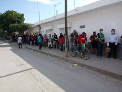 Largas filas de personas y de vehículos se formaron desde temprana hora para la vacunación. (EL SIGLO DE TORREÓN) 