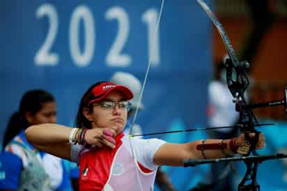 La oriunda de Ramos Arizpe, Coahuila, comenzó solida en sus disparos ante una brasileña descontrolada en el primer set, sin embargo la sudamericana encontró la fórmula y tras perder el primer set se recuperó para ganar 6-4 (18-28, 28-27, 28-25, 28-29 y 27-17), en cinco sets emocionantes.
(ESPECIAL)