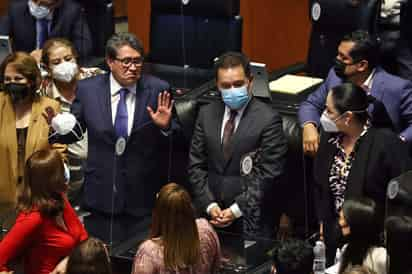 Los líderes parlamentarios de Morena, el senador Ricardo Monreal y el diputado Ignacio Mier, se comprometieron a concretar un segundo periodo extraordinario de sesiones en la Cámara de Diputados para el desafuero de los diputados Saúl Huerta, de Morena, y Mauricio Toledo, así como para desahogar el caso del fiscal de Morelos, Uriel Carmona, quien cuenta con una suspensión para no ser procesado. (EL UNIVERSAL)