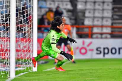 El Guardianes 2021 fue un gran torneo para Santos Laguna, en donde a pesar de que el equipo tuvo bajas considerables, Guillermo Almada supo armar un buen equipo con sus canteranos, llevándolos hasta la final ante Cruz Azul, sin embargo, gran parte de su buen desempeño fue gracias a su capitán, el portero estrella Carlos Acevedo. (JAM MEDIA) 
