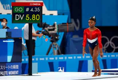 Simone Biles decidió retirarse de las finales de salto y barras asimétricas en Tokio, anunció el sábado la Federación de Gimnasia de Estados Unidos. (ARCHIVO)