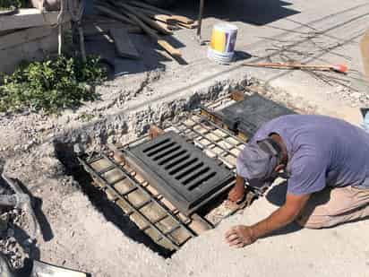 El Sistema de Agua Potable y Alcantarillado de Lerdo, instaló una boca de tormenta en la calzada José Santos Valdés, que colinda con la colonia Las Huertas, por el personal encargado. (DIANA GONZÁLEZ)