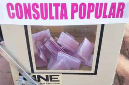 Para esta consulta popular el INE colocó menos casillas (un 30%) que para la pasada jornada electoral del 6 de junio. Las personas interesadas en acudir a votar y que no saben en dónde les toca pueden consultar la ubicación y número de casilla con los datos que vienen en su credencial en el siguiente enlace: https://ubicatumesa.ine.mx/ (ARCHIVO) 
