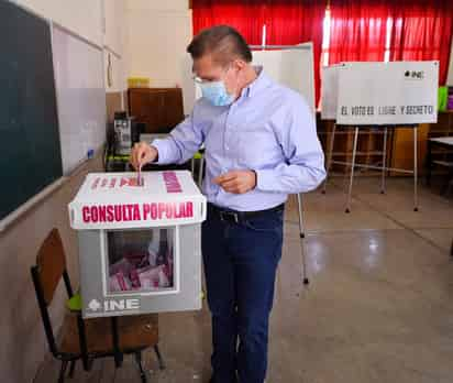 El gobernador de Durango, José Rosas Aispuro Torres, salió a votar ayer en la Consulta Popular. (CORTESÍA)