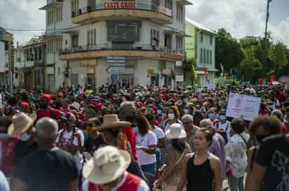 Al menos cinco policías resultaron heridos la pasada noche en enfrentamientos con varias personas que protestaban contra las nuevas medidas anticovid impuestas por Francia en el departamento de ultramar francés de Martinica, en el Caribe. (ESPECIAL) 