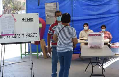 De acuerdo con el vocal ejecutivo de la Junta Distrital 02, Salvador Ovalle Hernández, un total de 15 mil 953 ciudadanos participaron de los 336 mil 222 que estaban en posibilidad de hacerlo.
(ARCHIVO)