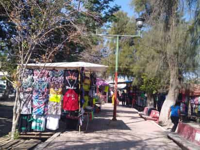 En lugar de aplicar un cobro extra a los comerciantes establecidos, de Francisco I. Madero por sacar sus mercancías al exterior de sus negocios, debería a aplicar el reglamento con los vendedores ambulantes, que son los que tienen invadidas las banquetas y la plaza principal. (MARY VÁZQUEZ)