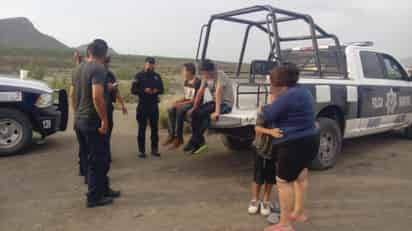 Tras las fuertes lluvias que se registraron la tarde del lunes, tres adolescentes fueron rescatados por vecinos de la colonia Analco, luego de que al jugar en el arroyo no se percataron que el nivel del agua comenzó a crecer, y fueron arrastrados algunos metros. (ESPECIAL)