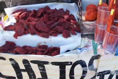 Durante un paseo por el mercado, el tianguis o incluso en la calle cuando te encuentras con la persona encargada de vender botanas, seguramente has podido ver una carne roja que parece estar cubierta de chile piquín y va acompañada de limón, siempre exhibida en cubetas de metal.