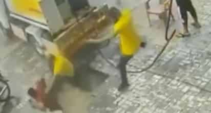 Dos hombres cayeron al intentar ayudar a otra persona a salir (CAPTURA)